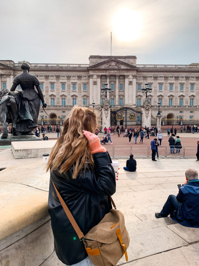 Photo spot in front of Buckingham Palace - The Victoria Memorial fountain.